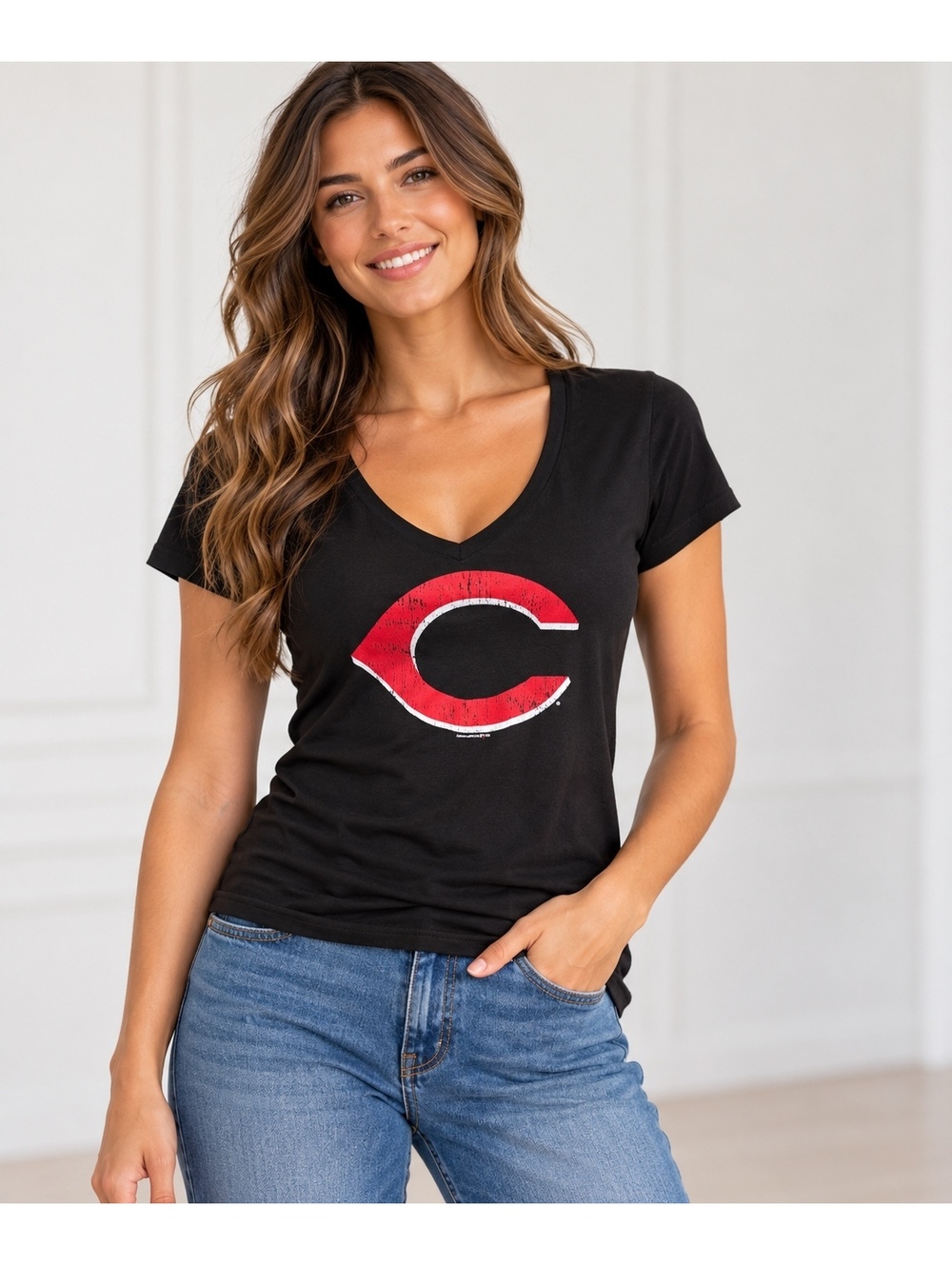 Cincinnati Reds Women’s M Black V-Neck T-Shirt